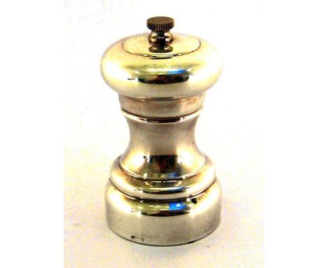 A good modern silver pepper mill, makers' mark R & D, Sheffield, 2005, 10.5 cm. high  In very good condition, virtually as ne