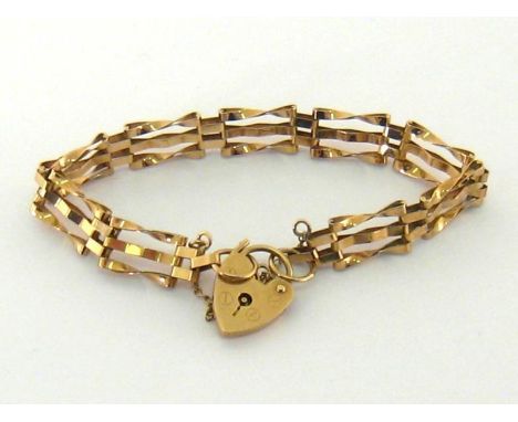 A 9 carat gold gate link bracelet, to a heart shaped padlock clasp, fully hallmarked, with safety chain, 8gmsCONDITION: Good 