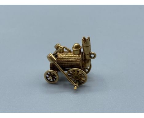 Vintage 9ct Gold rotating wheeled steam engine wearing 6.2 grams