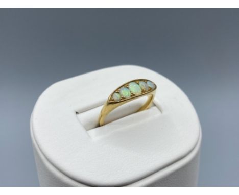 Vintage 18ct Gold &amp; 5 Oval Stone Natural Opal Ring with Great Colour Patterns Size O weighing 4.8 grams