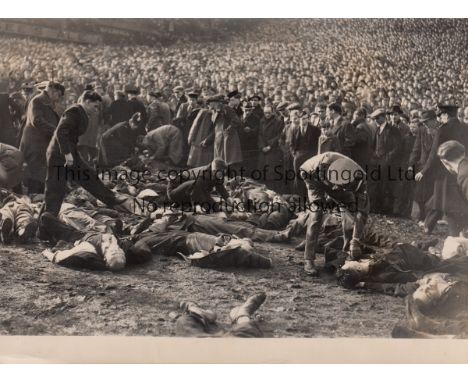 BOLTON TRAGEDY 1946   Very scarce Reuters Press photograph, 10/3/46 , showing spectators lying on the ground at the side of t