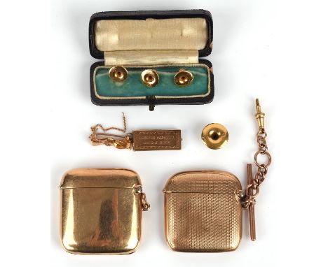 Gold items, including a plain polished vesta case, hallmarked, Birmingham 1919, a vesta case with engine turned detail, hallm