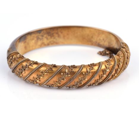 Victorian gold bangle, with wirework and mistletoe detailing, concealed clasp safety chain, stamped 15 ct, in original fitted