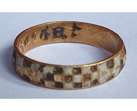 A 17thC gold posy ring with black &amp; white chequered enamel decoration, the interior inscribed 'O that I might', 1.3cm dia