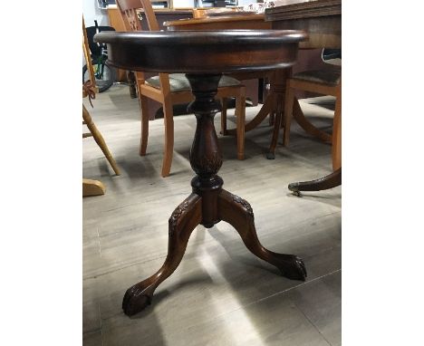 HARDWOOD CARVER & TURNED TRIPOD TABLE 68CM H