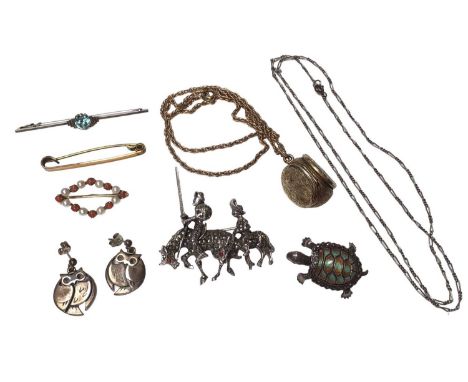 Group of antique and later jewellery to include an Art Deco 9ct white gold blue zircon bar brooch, 9ct gold coral and culture