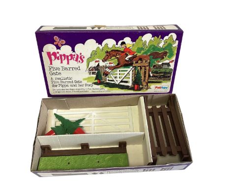 Palitoy Pippas Five Barred Gate set, boxed No.32545 (2)
