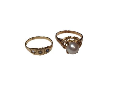 18ct gold cultured pearl single stone ring, size O and an 18ct gold sapphire and diamond ring (one stone missing), size KTota