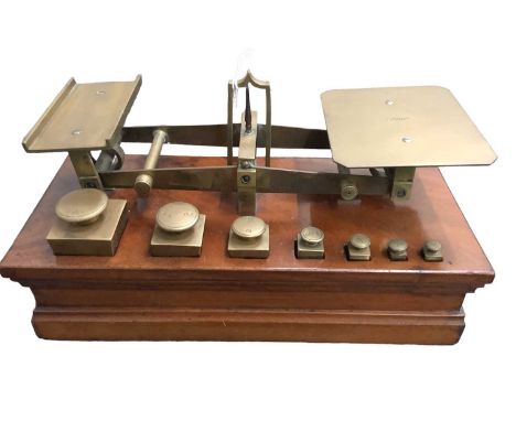 Pair Victorian brass postal scales by Ratcliff on stepped mahogany plinth 26.5cm wide complete with set of brass square gradu