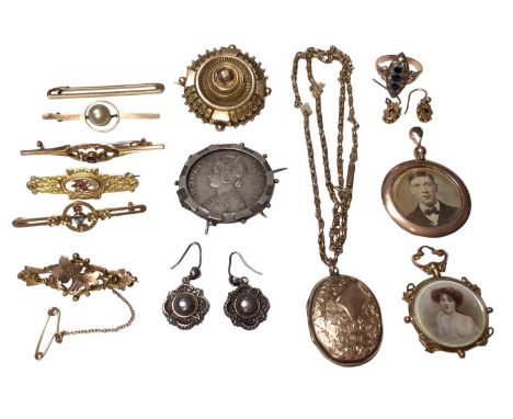 Group of Victorian and Edwardian jewellery to include gold bar brooches, gold lockets, gem set ring, pair of 9ct gold earring