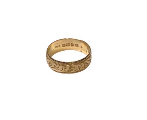 18ct gold wedding ring with engraved leaf decoration (Chester 1913), size QWeight 4.8 grams