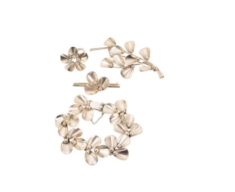 Group of four pieces of Niels Erik Danish jewellery comprising bar brooch, bracelet, ring and spray brooch (4).