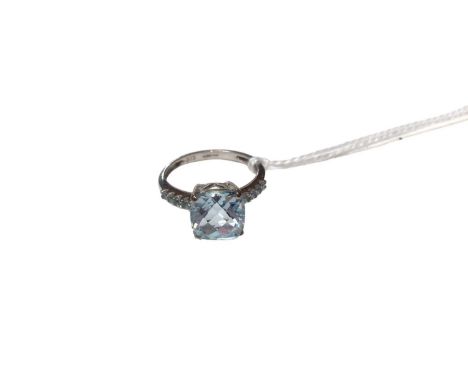 9ct white gold blue stone dress ring, size J½Weight 2.1 grams