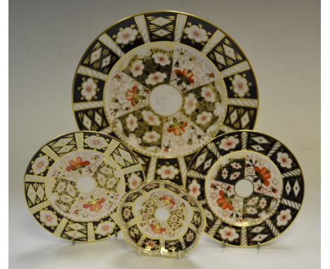 A Royal Crown Derby 2451 pattern plate a pair of 2451 pattern side plates; a 2451 pattern petal shaped trinket dish (4)