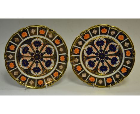 Royal Crown Derby - Imari 8706 pair of 23cm plates (2)