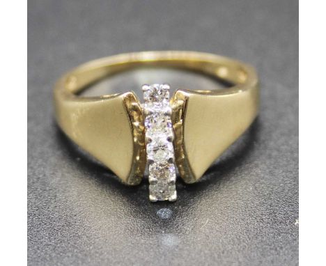 A modern 14ct gold diamond five stone dress ring, 3.8g, size Q