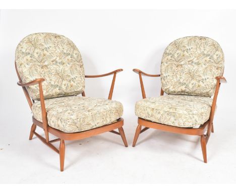 Lucian Ercolani - Ercol - Windsor model - A pair of retro mid century 1960s beech framed armchairs / easy lounge chairs. Each