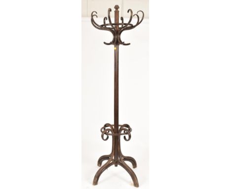 An Edwardian early 20th Century bentwood coat stand / hat rack in the manner of Thonet. Having a tapering finial top, eight s