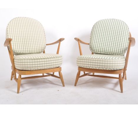 Lucian Ercolani - Ercol - Windsor - Model 203 - A pair of retro 1960s beech and elm blonde easy armchairs. The chairs having 