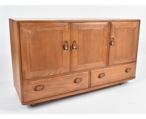 Lucian Ercolani - Ercol - Model 366 - A retro 1960s beech and elm sideboard credenza in a blonde / golden dawn finish. Compri