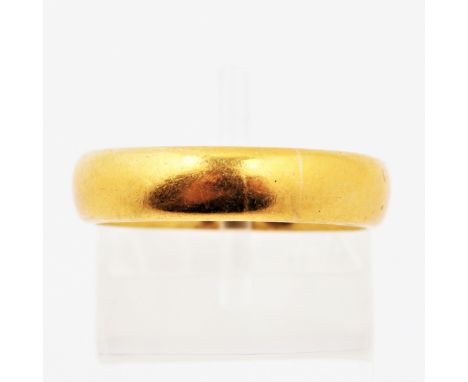 A hallmarked 22ct yellow gold plain wedding band, ring size M1/2, approx. weight 7.6g.