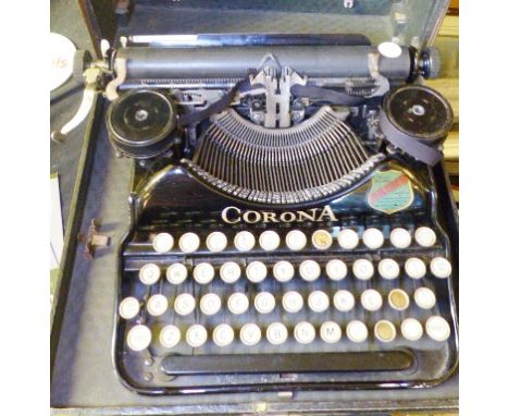 CORONA TYPEWRITER. Vintage Corona typewriter with case