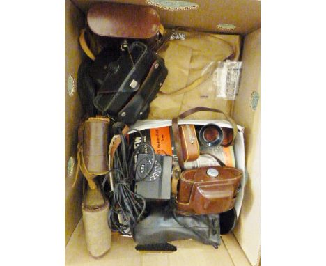 ASSORTED CAMERAS. Quantity of assorted vintage cameras and accessories