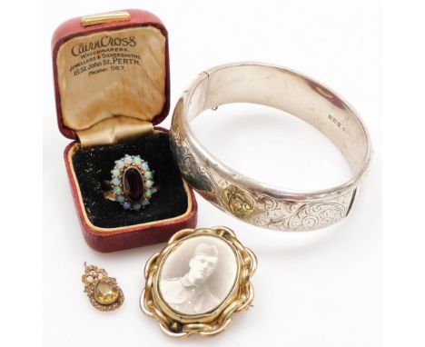 A group of jewellery, to include a hammered silver bangle (AF), a memorial gilt metal framed brooch, a silver opal dress ring