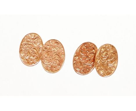 A pair of Edward VII 9ct gold cufflinks, each engine turned decorated with scrolls to both sides, chain link, Chester 1909, 5