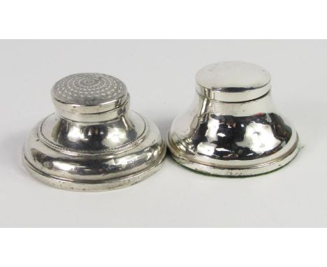 A George V silver inkwell, with an engine turned hinged lid, Birmingham 1933, and another of plain form, Birmingham 1922, (2)