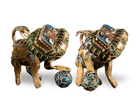 Pair of small sculptures with colored enamels of Fo Dogs, heads can rotate, China, first half of the 20th Century, H cm 6.5x5