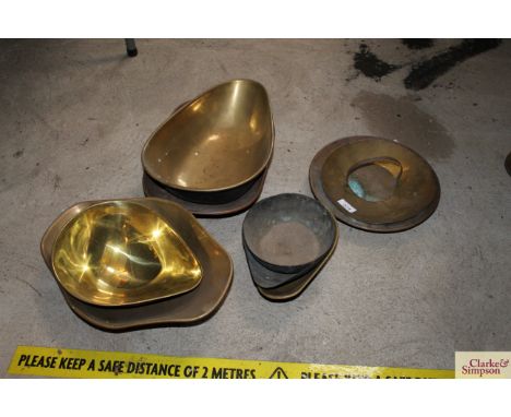 A quantity of various brass and copper scale pans and trays 