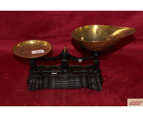 A set of cast iron counter scales to weigh 1lb with brass weight tray and brass scoop (class 2, Made in France)