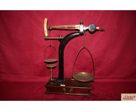 A set of C W Brecknell Ltd of Birmingham estimating scales with boxed mahogany platform and some integral weights 