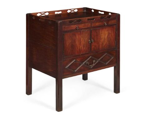 GEORGE III MAHOGANY TRAY TOP BEDSIDE COMMODE 18TH CENTURY of large size, the rectangular top with a pierced gallery above a p