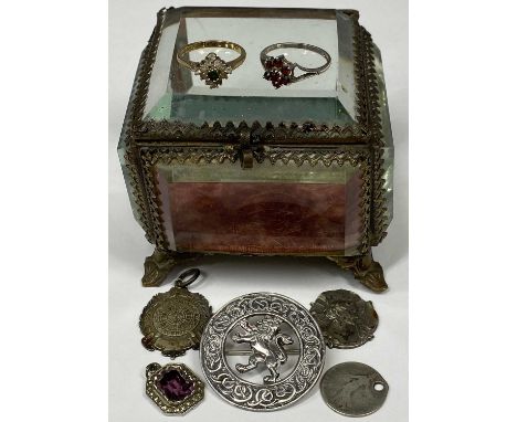 9CT GOLD, SILVER & OTHER JEWELLERY stored within a Victorian bevelled edge glass casket, to include a 9ct gold paste set dres