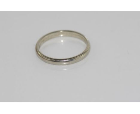 18ct white gold APEX band weight: approx 2.4 grams, size: M/6