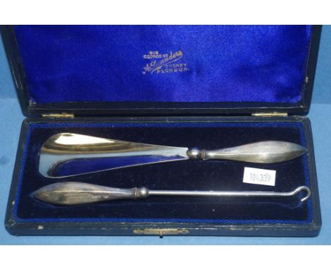 George V sterling silver boxed shoehorn set Birmingham 1919, makers William Vale & Sons; including shoe horn & button hook, b