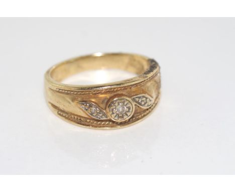 9ct yellow gold ring with illusion set diamond in centre and at each shoulder, weight: approx 5.1 grams, size: R/8-9