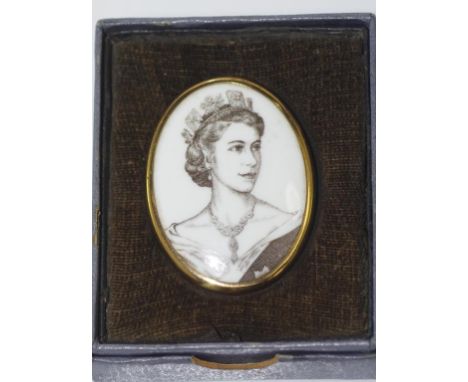 Boxed Royal Worcester QE II 1953 coronation brooch