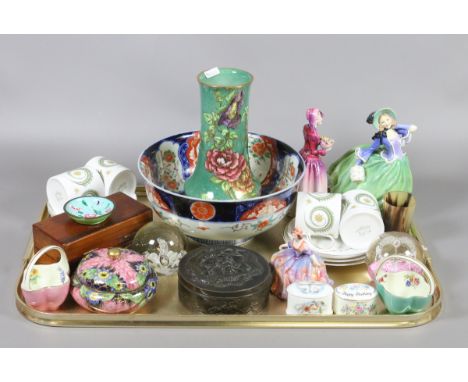 A tray lot of collectables to include Maling lustre, Japanese Imari bowl, Doulton figurines, mahogany cased travelling chess 