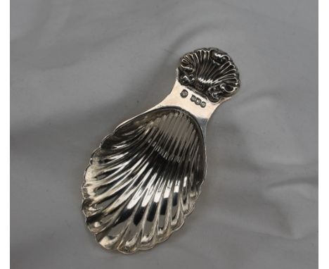 An Elizabeth II silver caddy spoon with a shell shaped bowl and fan shaped handle, Sheffield, 1968, Francis Howard Ltd, 8cm l