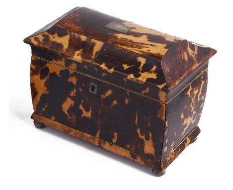 ˜A TORTOISESHELL TEA CADDY, ENGLISH, EARLY 19TH CENTURY rectangular, the shaped and slightly domed lid with vacant retangular