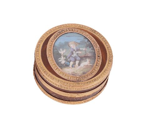 ˜A FRENCH GOLD-MOUNTED BLOND TORTOISESHELL BONBONNIERE AND COVER, LATE 18TH CENTURY circular, the cover set with an oval mini