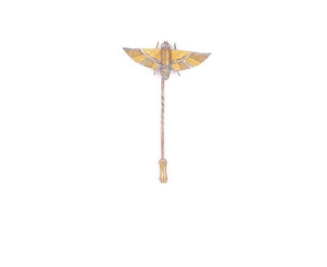 GOLD EGYPTIANESQUE SCARAB STICK PIN, 20TH CENTURY the tri-coloured gold scarab beetle in flight decorated with engraved textu