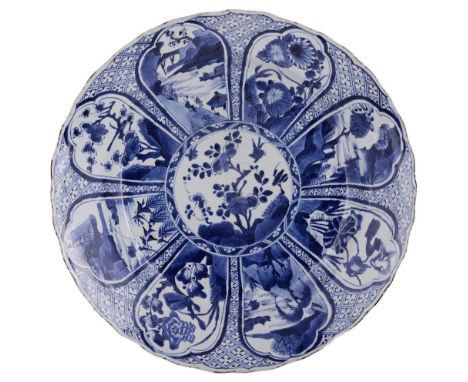 A CHINESE BLUE AND WHITE PORCELAIN CHARGER, KANGXI (1662-1722) circular with barbed rim, painted with a central panel of bird