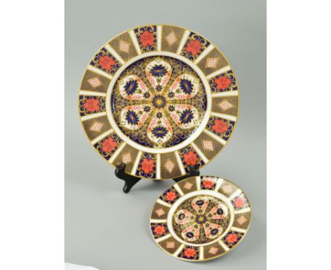 TWO ROYAL CROWN DERBY IMARI PLATES, '1128' pattern, diameters 26.5cm and 16cm (2)