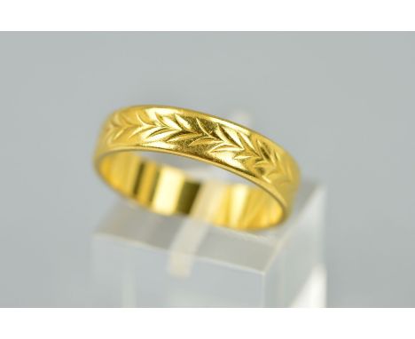 A 22CT GOLD BAND RING engraved to the centre band with a herringbone detail, hallmarked London 1967, ring size P, weight 5.4 