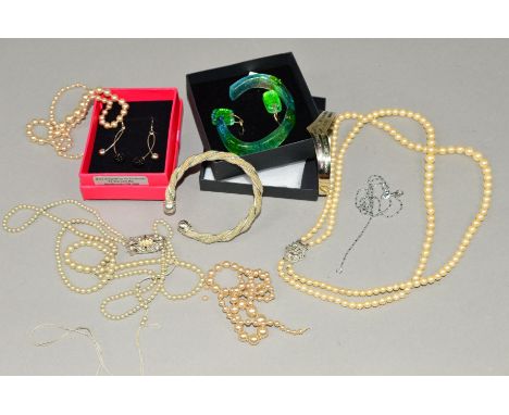 A SELECTION OF JEWELLERY to include a Mexican Alpaca torque bangle, imitation pearl necklaces, a glass bangle and matching ea