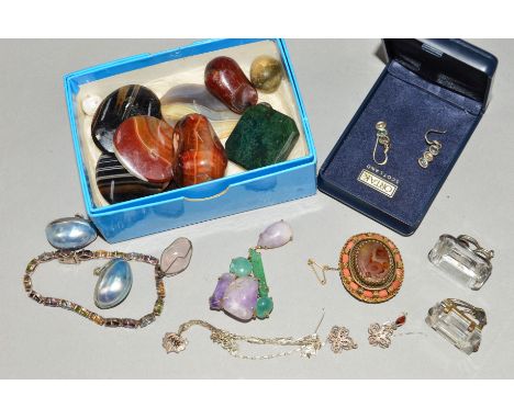 A SELECTION OF GEM JEWELLERY AND LOOSE GEMS to include a multi gem bracelet, an Scottish Ortak quartz thistle pendant and cha